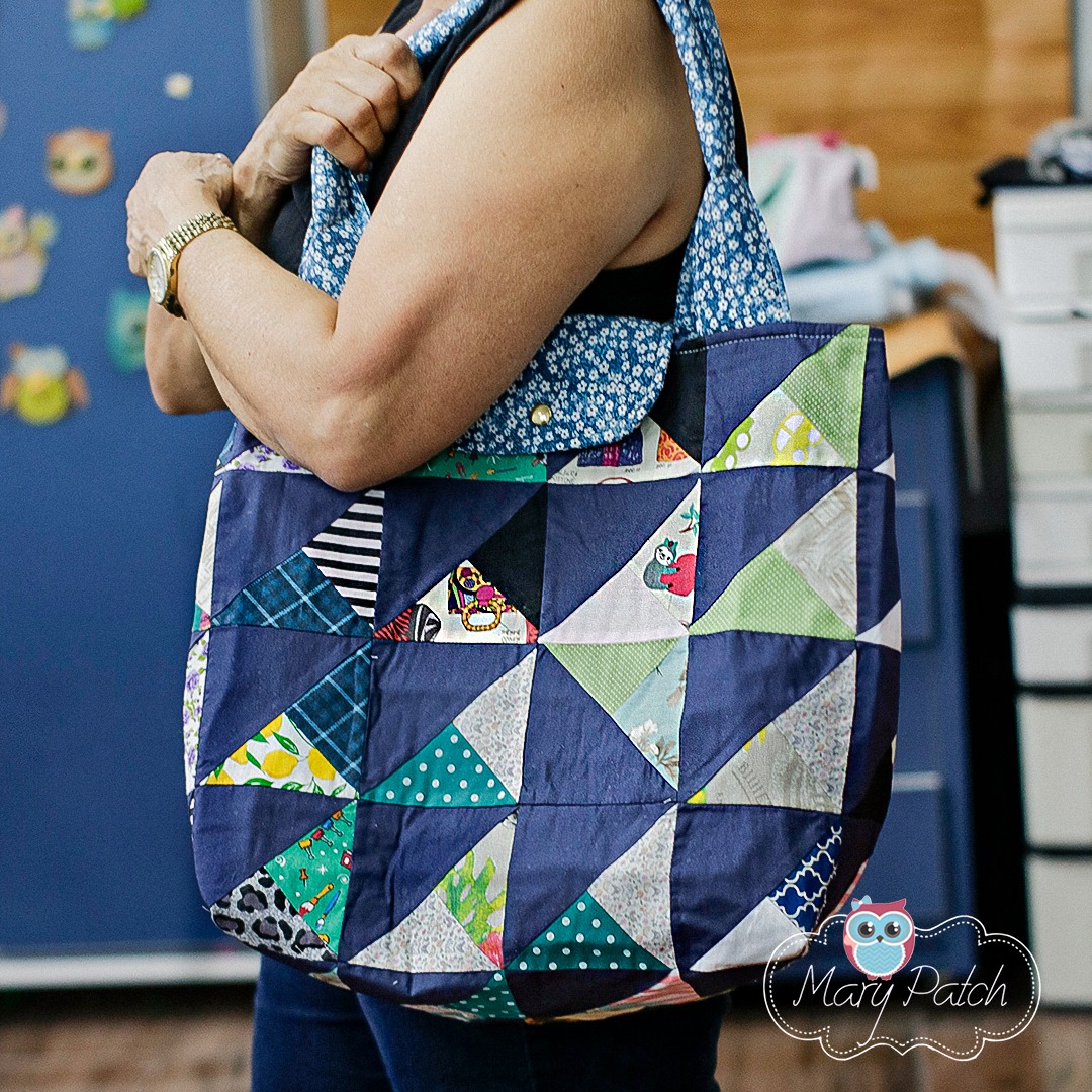 Trabalho da Mary: bolsa de ombro com retalhos em triângulos
