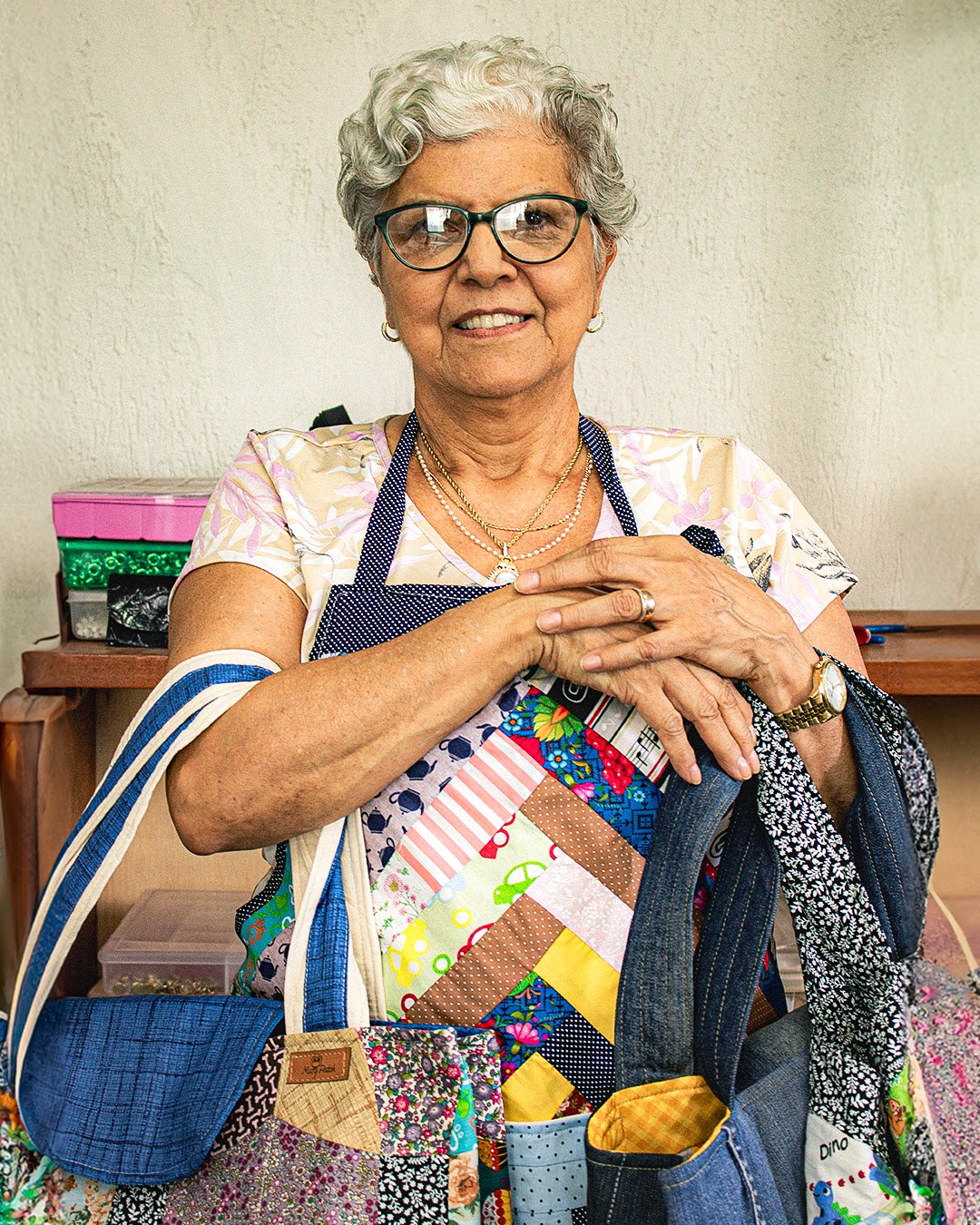 Mary apresentando suas bolsas de retalhos