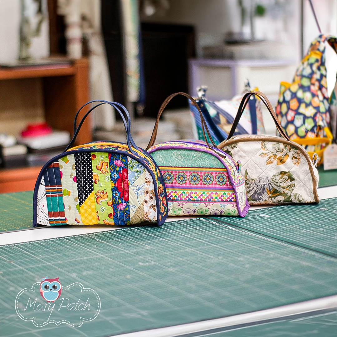 Trabalhos da Mary: bolsas de patchwork sobre uma mesa